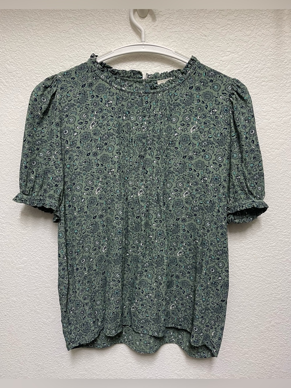 LOFT Sage Green Floral Blouse Short Puff Sleeves Ruffle Mock Neckline Size M